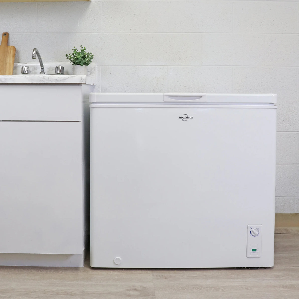 White 7.0 Cu. ft Chest Freezer O239